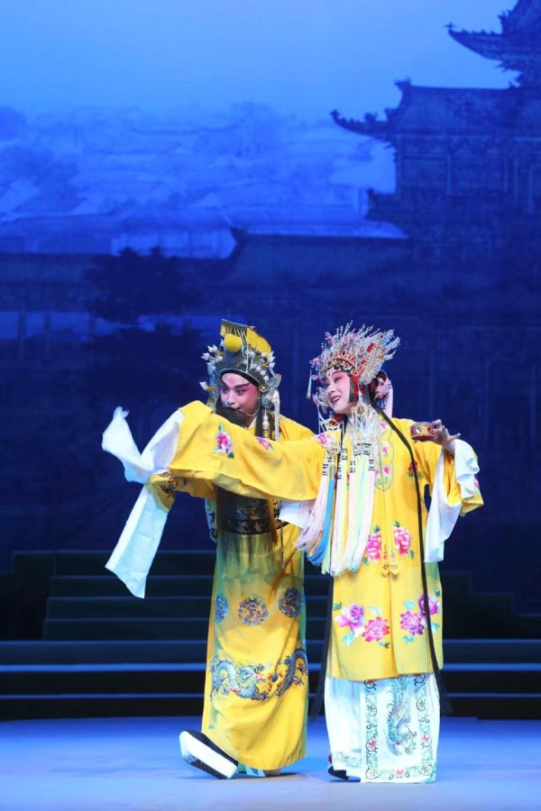 请把舞台让给演员——戏曲艺术回来饰演本位的校正想辨
