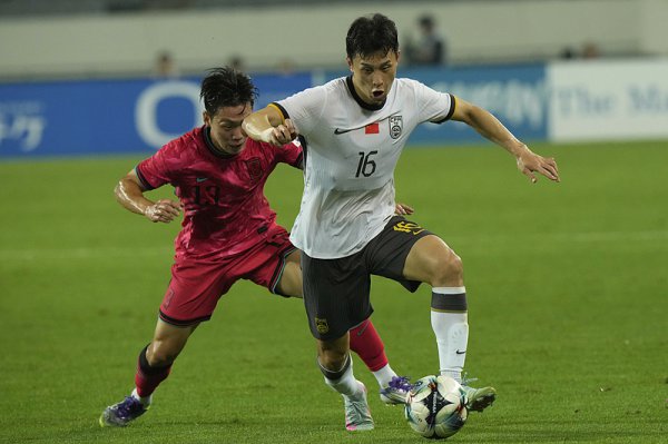 东亚杯｜次轮对阵日本或改打五后卫，更求稳的国足能少输当赢吗？