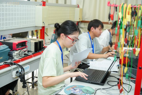 寰宇粹子都聚上海临港，智能制造赛场同台竞技